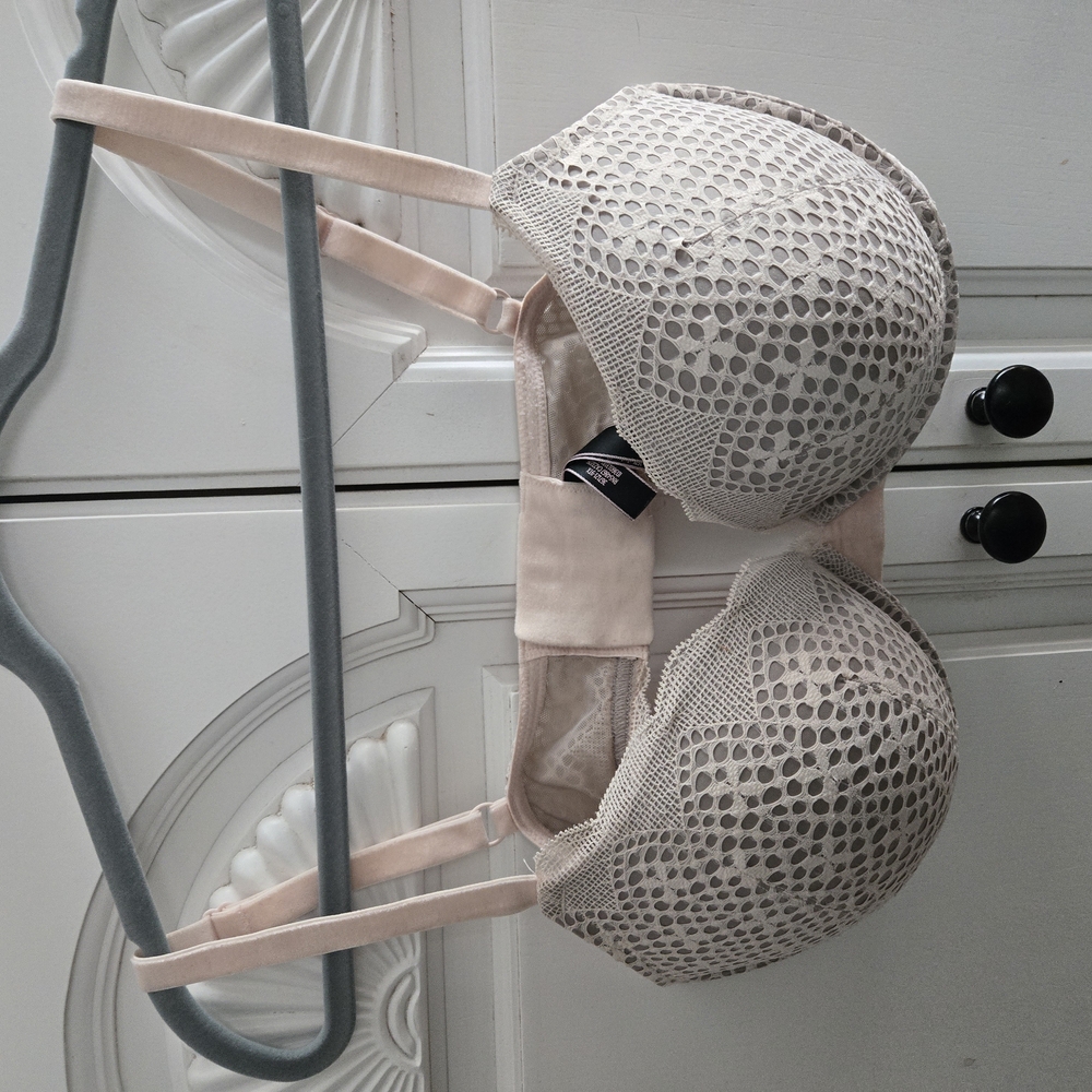 Victoria's Secret Cream Full Coverage Bra with Textured Design